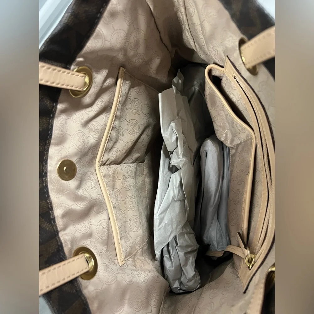 Michael Kors Monogram Brown Tote/Shoulder Bag Like New Condition - Picture 3 of 4